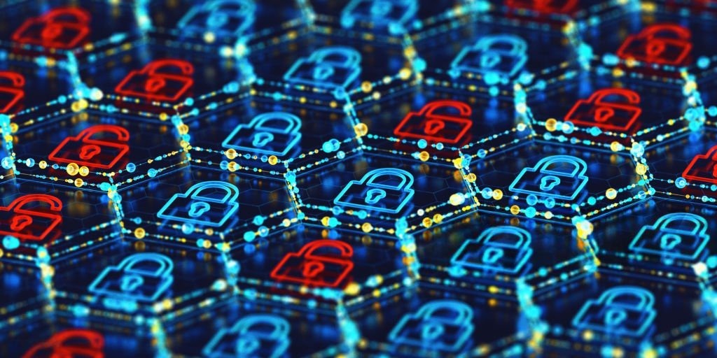 Equipo de asesoría legal y ciberseguridad trabajando en plan de cumplimiento